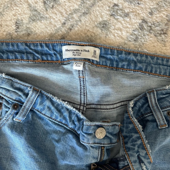 The skinny high rise Abercrombie and Fitch - Picture 2 of 3